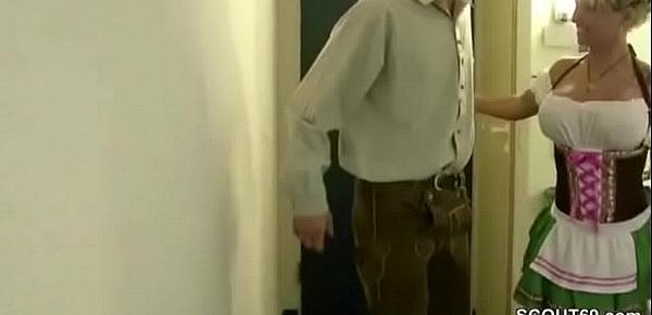 Teeny im Dirndl fickt mit einem Fremden nach dem Oktoberfest